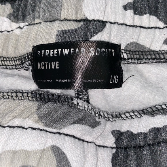 High wasted camo cargo pants in good condition. (Worn: 3+) - Picture 3 of 3